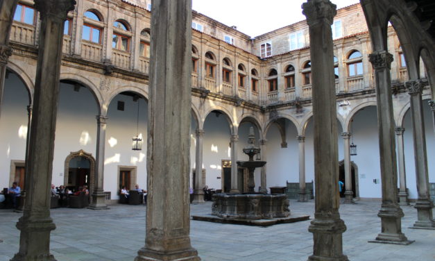 Recunchos máxicos de Santiago: Claustro do Hostal dos Reis Católicos