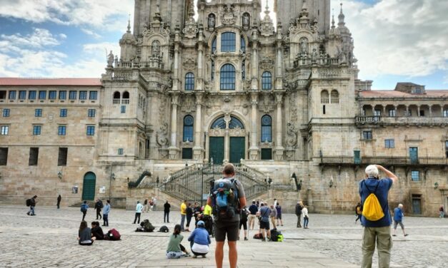 Los primeros peregrinos del día llegan a la plaza del Obradoiro!